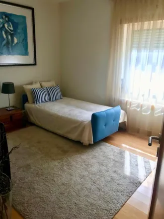 Rent this 5 bed room on Rua Doutor José da Cunha in 2780-232 Oeiras, Portugal