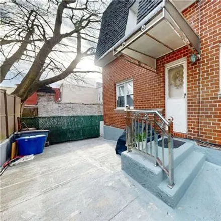 Image 2 - 78-20 61st Street, New York, NY 11385, USA - Duplex for sale