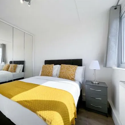 Image 3 - Lords View (2-83), Oak Tree Road, London, NW8 7HG, United Kingdom - Room for rent