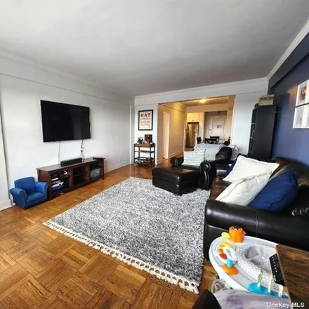 Image 3 - 102-43 68th Avenue, New York, NY 11375, USA - Apartment for sale