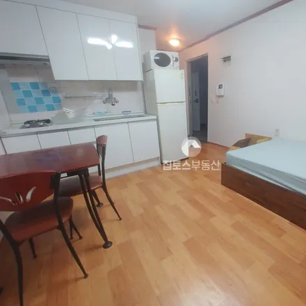 Rent this studio apartment on 서울특별시 강남구 대치동 914-15