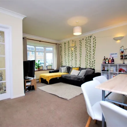 Image 2 - Dray Court, The Chase, Guildford, GU2 7UW, United Kingdom - Apartment for rent