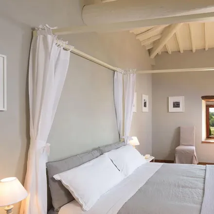 Rent this 6 bed house on Castiglion Fibocchi in Arezzo, Italy