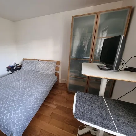 Rent this studio apartment on 183 Westway in London, W12 7AP