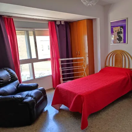 Rent this 4 bed room on Avinguda de Campanar in 33, 46009 Valencia