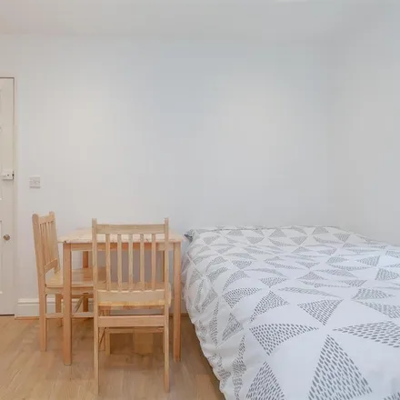 Rent this studio apartment on 40 St Petersburgh Place in London, W2 4RR
