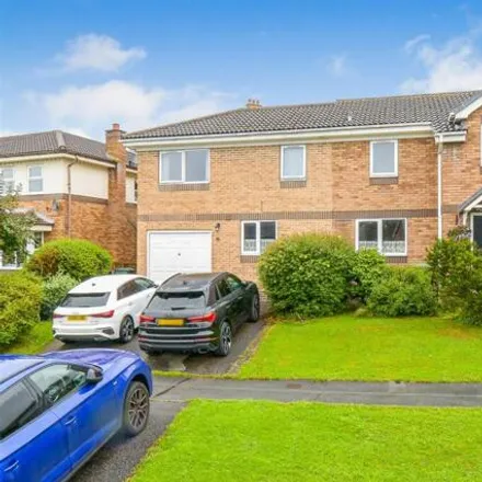 Buy this 5 bed house on Redwood Drive in Kirklees, HD2 1PW