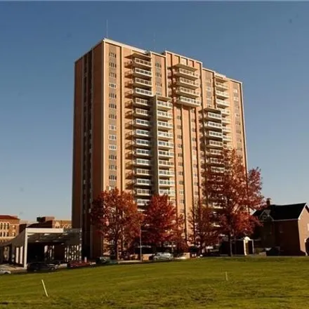 Image 1 - Regency Condominiums, 121 West 48th Street, Kansas City, MO 64112, USA - Condo for sale