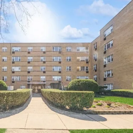 Rent this 2 bed condo on 2115-2125 West Farwell Avenue in Chicago, IL 60645