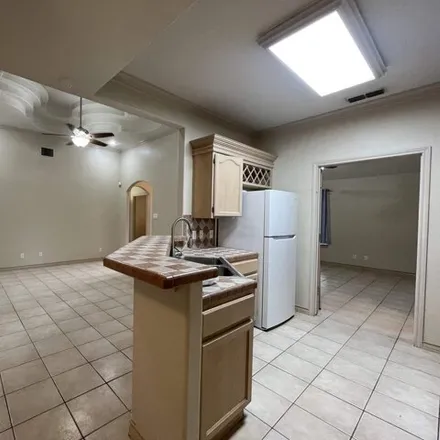 Image 8 - 8963 Snow Fall Drive, Laredo, TX 78045, USA - House for rent
