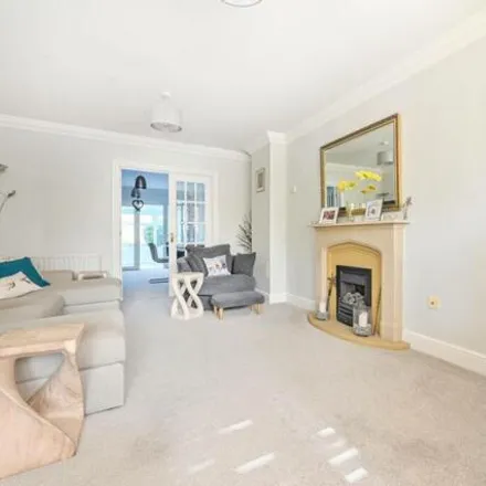 Image 5 - Heath Mews, Ripley, GU23 6EH, United Kingdom - Townhouse for sale