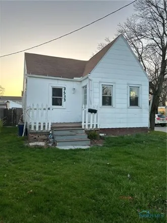 Buy this 2 bed house on 1701 Loxley Road in Toledo, OH 43613