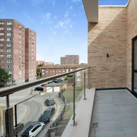 Rent this 2 bed apartment on Safwan House in Dovehouse Mead, London