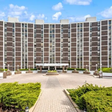 Buy this 2 bed condo on 1500 Sheridan Road in Wilmette, New Trier Township