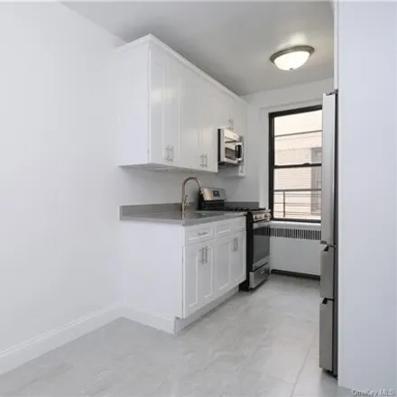 Image 4 - 2685 Creston Avenue, New York, NY 10468, USA - Apartment for sale