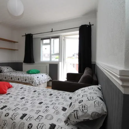 Image 2 - Roche House, Beccles Street, Bow Common, London, E14 8HD, United Kingdom - Room for rent