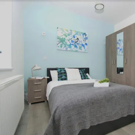 Rent this 6 bed room on 92 Bentworth Road in London, W12 7AA