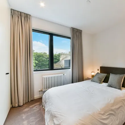 Rent this 2 bed apartment on The Brewery Tap in Catherine Wheel Road, London