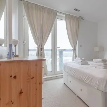 Rent this 2 bed apartment on London in E14 9LS, United Kingdom