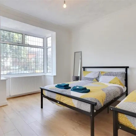 Image 7 - 78 Woodstock Road, London, SM5 3DH, United Kingdom - House for rent