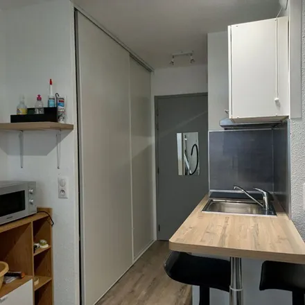 Rent this 1 bed apartment on 10 Avenue Mich in 44000 Nantes, France