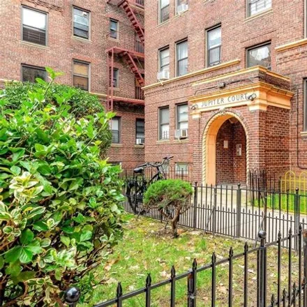 Image 2 - 62-64 Saunders Street, New York, NY 11374, USA - Apartment for sale
