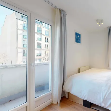 Rent this 11 bed room on 75 Boulevard du Maréchal de Lattre de Tassigny in 92150 Suresnes, France