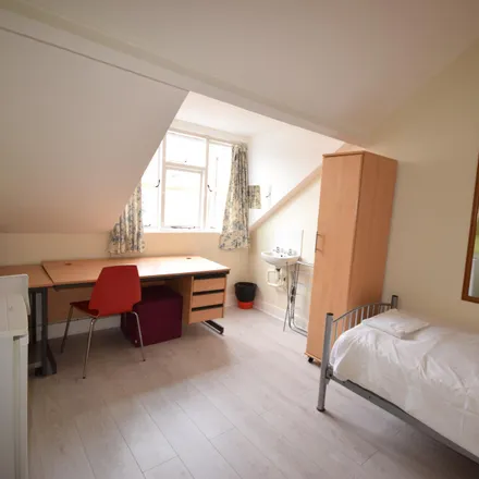 Rent this 13 bed room on Bed Station Earls Court Road in 270 Earl's Court Road, London