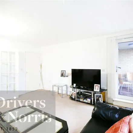 Rent this 1 bed apartment on Wards Road in Seven Kings, London