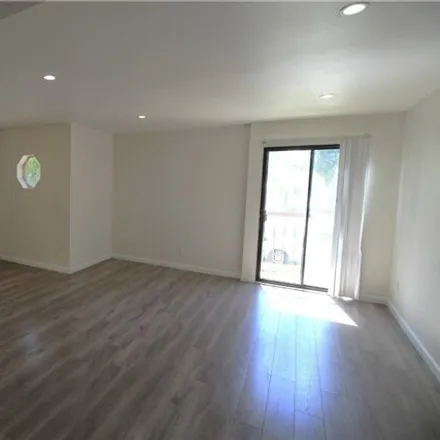 Image 3 - Stocker & Columbus, West Stocker Street, Glendale, CA 91202, USA - Townhouse for rent