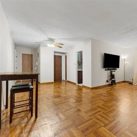 Image 7 - 32-43 90th Street, New York, NY 11369, USA - Apartment for sale