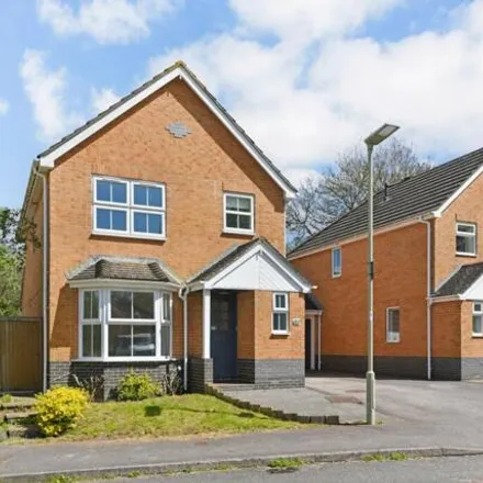 Buy this 3 bed house on Itchen Close in Petersfield, GU31 4NH