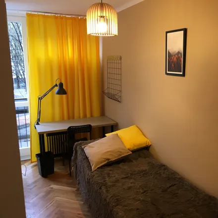 Rent this 4 bed room on Krochmalna 46 in 00-864 Warsaw, Poland