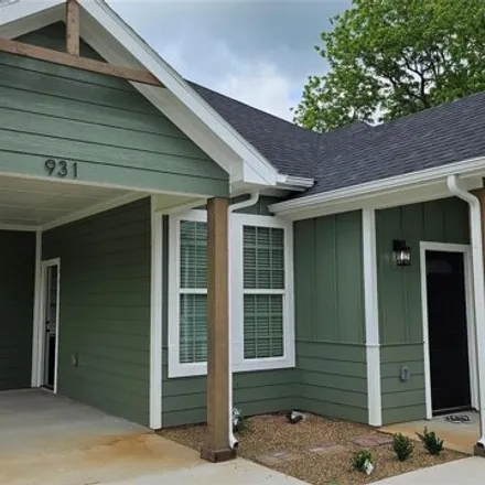 Rent this 3 bed house on 931 West Elm Street in Denison, TX 75020