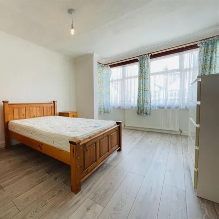 Image 2 - Fishponds Road, London, SW17 7LL, United Kingdom - Townhouse for rent