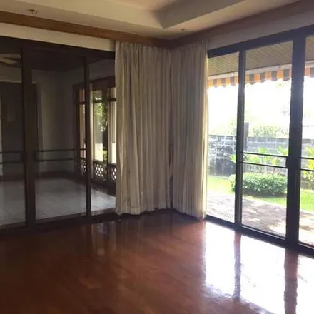 Rent this 4 bed apartment on Namtaohuu Pupla in Maha Chai Road, Phra Nakhon District