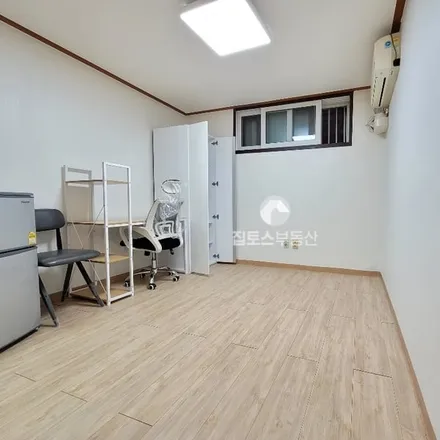 Rent this studio apartment on 서울특별시 관악구 봉천동 1585-7
