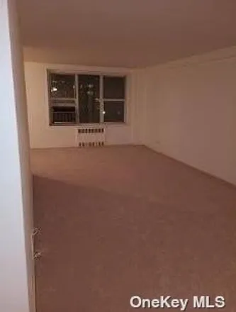 Image 7 - 18-70 211th Street, New York, NY 11360, USA - Apartment for sale