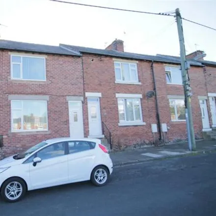 Rent this 3 bed townhouse on The Leazes/Bow Street (back) in Bowburn, DH6 5AA