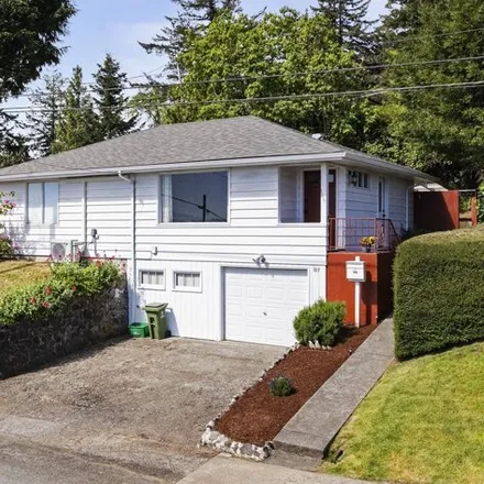 Buy this 2 bed house on 1275 Commercial Avenue in Coos Bay, OR 97420