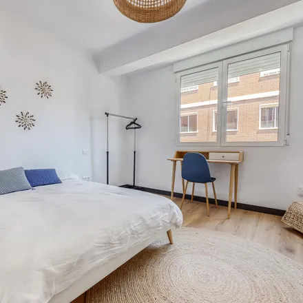 Rent this 4 bed room on Carrer del Cura Planelles in 16, 46011 Valencia