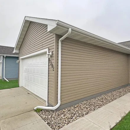 Image 2 - 920 15th Avenue Southeast, Minot, ND 58702, USA - Townhouse for sale