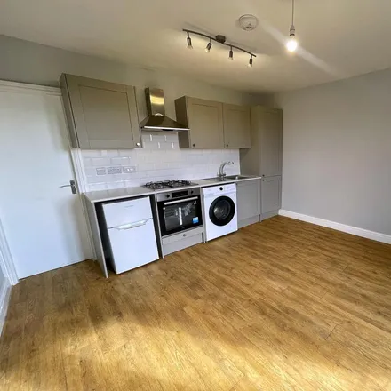Image 3 - Shell Select, Bury New Road, Prestwich, M25 9WP, United Kingdom - Apartment for rent