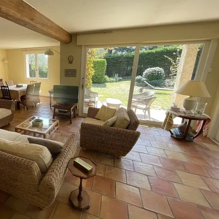 Rent this 3 bed house on 06740 Châteauneuf-Grasse
