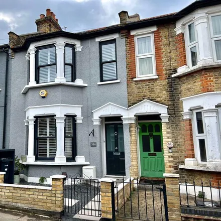 Rent this 4 bed townhouse on West Grove in London, IG8 7NR