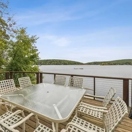 Image 3 - 697 Lake Shore Drive, Upper Greenwood Lake, West Milford, NJ 07421, USA - Duplex for sale