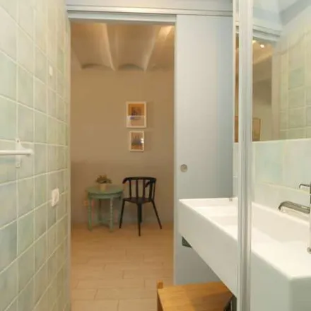 Rent this 2 bed apartment on Comunistes de Catalunya in Avinguda del Portal de l'Àngel, 42