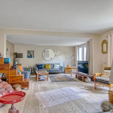 Rent this 7 bed apartment on 9 Rue de la Mare aux Carats in 78180 Montigny-le-Bretonneux, France