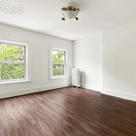 Rent this 4 bed townhouse on 424 East 84th Street in New York, NY 10028