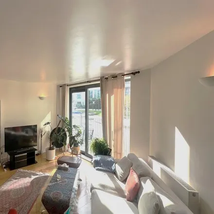 Rent this 1 bed apartment on Gifford Street in London, N1 0DF